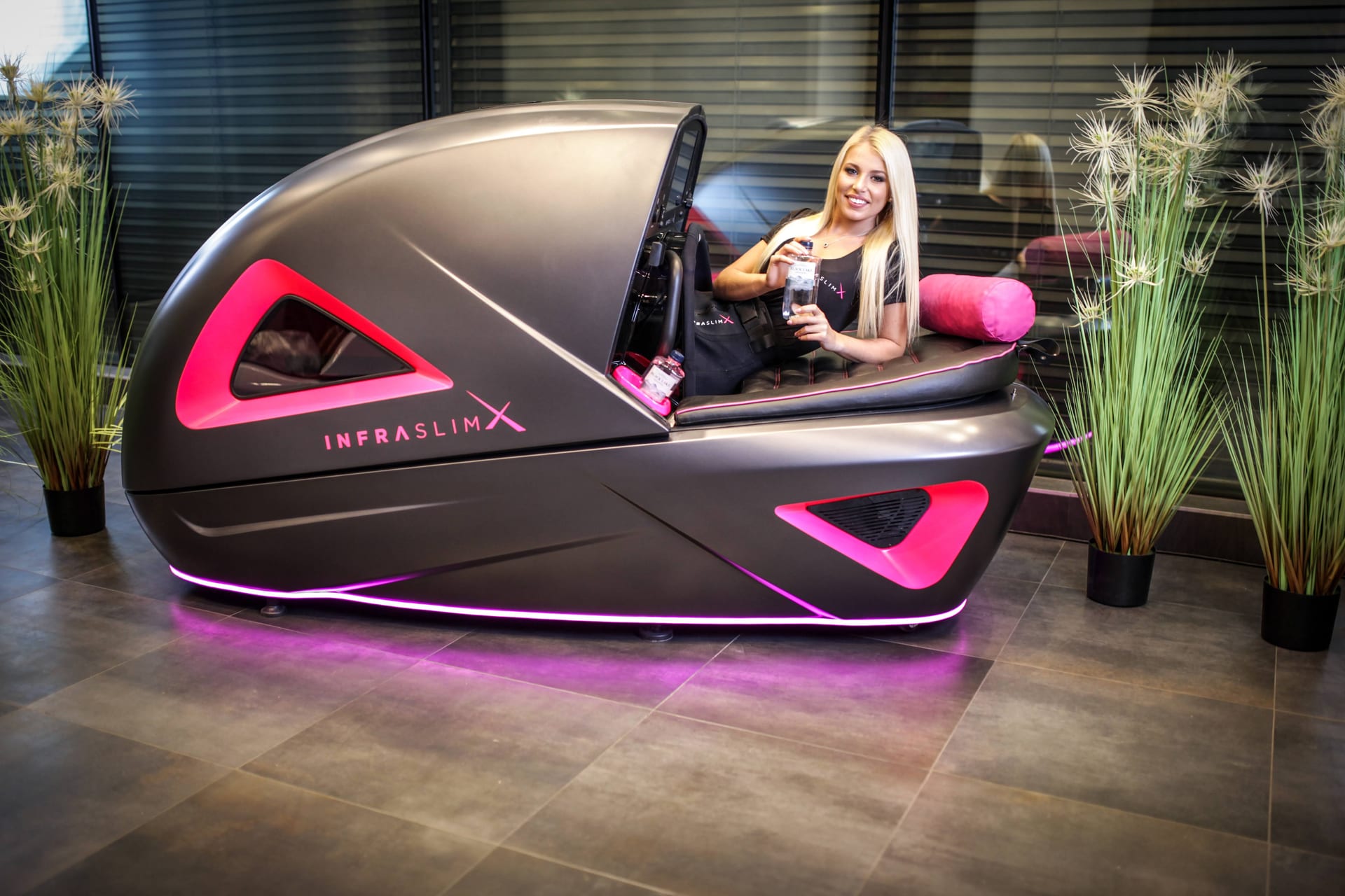 Client smiling inside InfraSlimX machine